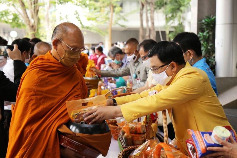พิธีทำบุญตักบาตรข้าวสารอาหารแห้ง คณะสงฆ์จากวัดพระราม 9 กาญจนาภิเษก พระอารามหลวง
