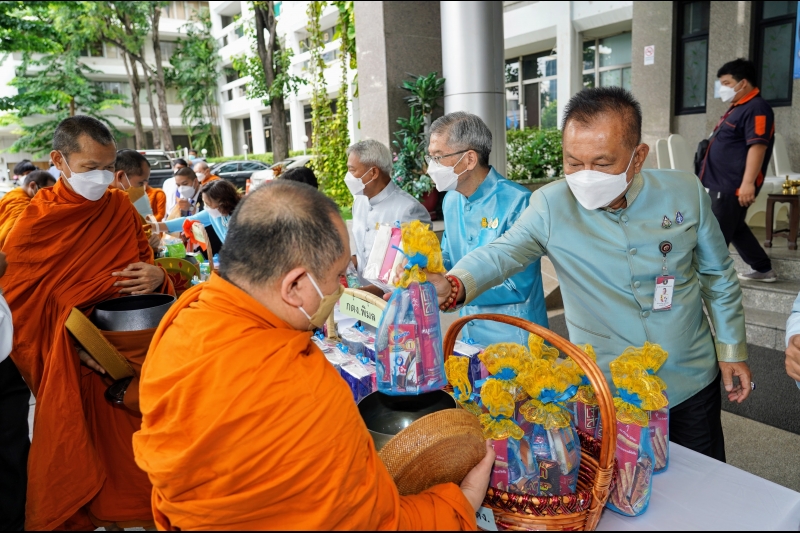 พิธีทำบุญตักบาตรข้าวสารอาหารแห้ง คณะสงฆ์จากวัดบรมนิวาสราชวรวิหาร เนื่องในโอกาสมหามงคลเฉลิมพระชนมพรรษา 90 พรรษา 12 สิงหาคม 2565 ณ