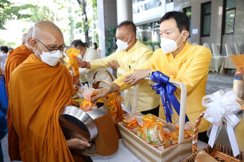 พิธีทำบุญตักบาตรข้าวสารอาหารแห้ง คณะสงฆ์จากวัดราชคฤห์วรวิหาร พระอารามหลวง เพื่อน้อมอุทิศถวายเป็นพระราชกุศลแด่ พระบาทสมเด็จพระบร