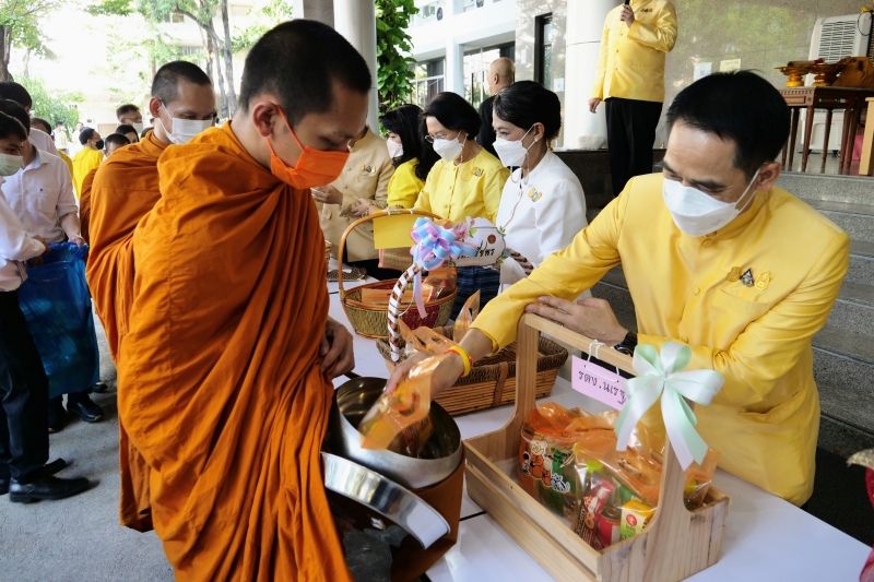 พิธีทำบุญตักบาตรข้าวสารอาหารแห้ง คณะสงฆ์จากวัดพระราม 9 กาญจนาภิเษก พระอารามหลวง