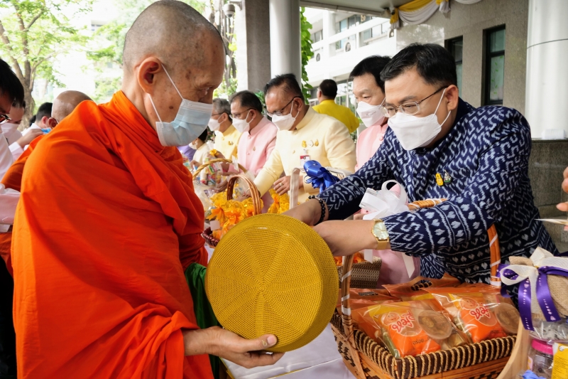 พิธีทำบุญตักบาตรข้าวสารอาหารแห้ง คณะสงฆ์จากวัดระฆังโฆสิตารามวรมหาวิหาร พระอารามหลวง เนื่องในเทศกาลขึ้นปีใหม่ พุทธศักราช 2566