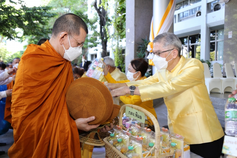 พิธีเจริญพระพุทธมนต์และทำบุญตักบาตร 