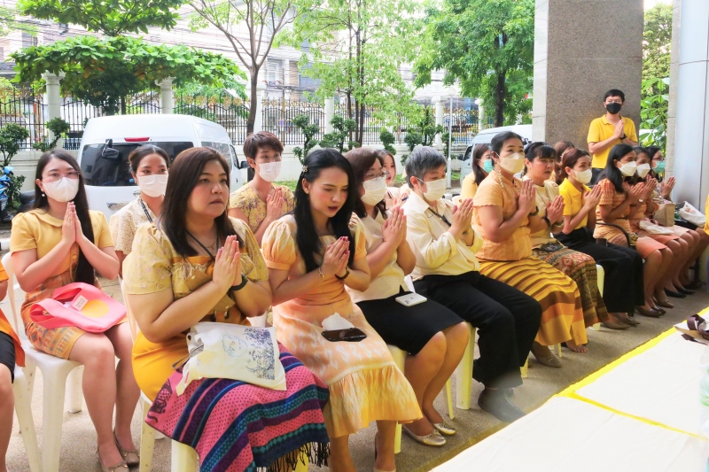 ทำบุญตักบาตร