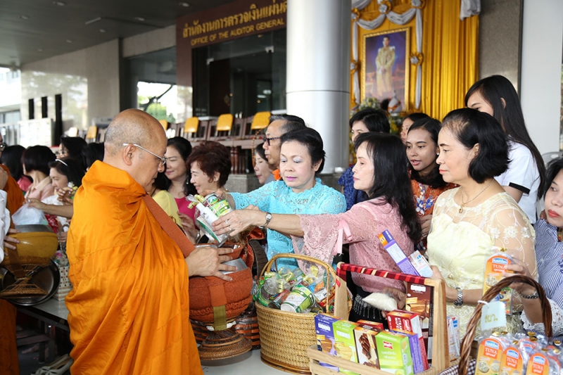 ร่วมทำบุญตักบาตรข้าวสารอาหารแห้ง