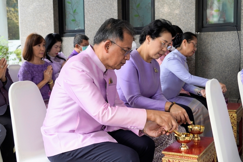 พิธีสวดพระพุทธมนต์และทำบุญตักบาตร 