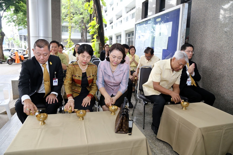 ทำบุญตักบาตรข้าวสารอาหารแห้ง