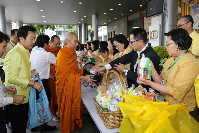 พิธีทำบุญตักบาตรข้าวสารอาหารแห้ง