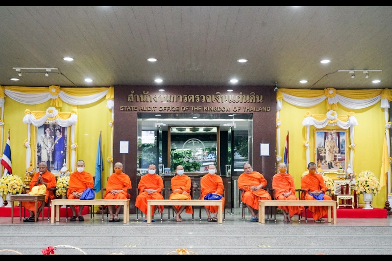 พิธีทำบุญตักบาตรข้าวสารอาหารแห้ง คณะสงฆ์จากวัดระฆังโฆสิตารามวรมหาวิหาร พระอารามหลวง เพื่อน้อมอุทิศถวายเป็นพระราชกุศลแด่พระบาทสมเ