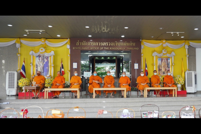 พิธีทำบุญตักบาตรข้าวสารอาหารแห้ง คณะสงฆ์จากวัดเทพธิดารามวรวิหาร พระอารามหลวง เพื่อน้อมถวายเป็นพระราชกุศลและถวายพระพรชัยมงคลแด่สม