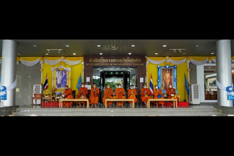 พิธีทำบุญตักบาตรข้าวสารอาหารแห้ง คณะสงฆ์จากวัดบรมนิวาสราชวรวิหาร เนื่องในโอกาสมหามงคลเฉลิมพระชนมพรรษา 90 พรรษา 12 สิงหาคม 2565 ณ