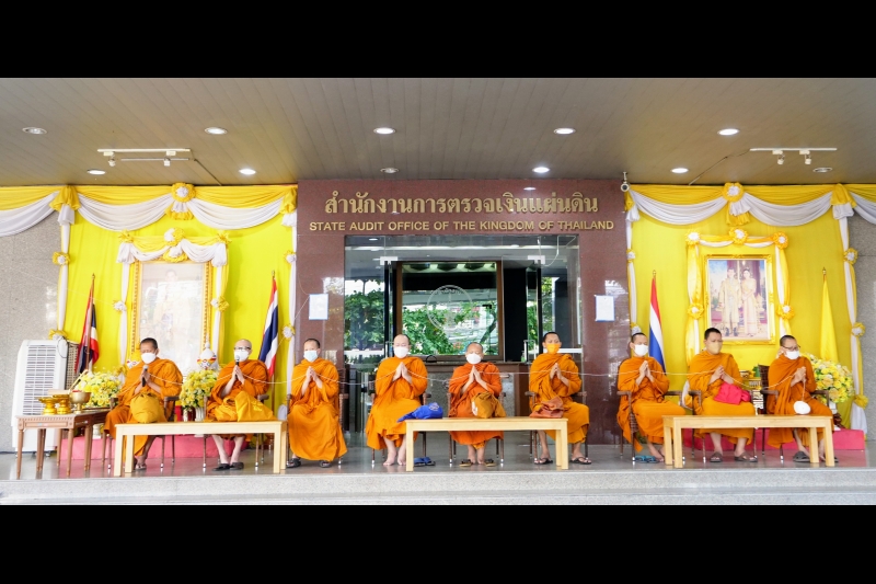 พิธีทำบุญตักบาตรข้าวสารอาหารแห้ง คณะสงฆ์จากวัดพระราม 9 กาญจนาภิเษก พระอารามหลวง