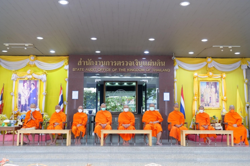 พิธีทำบุญตักบาตรข้าวสารอาหารแห้ง คณะสงฆ์จากวัดระฆังโฆสิตารามวรมหาวิหาร พระอารามหลวง เนื่องในเทศกาลขึ้นปีใหม่ พุทธศักราช 2566