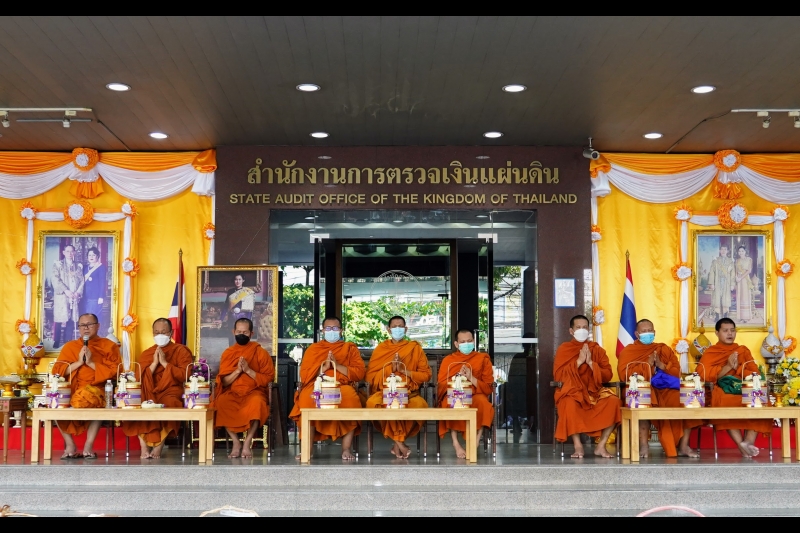 พิธีทำบุญตักบาตรข้าวสารอาหารแห้ง คณะสงฆ์จากวัดเทพธิดารามวรวิหาร