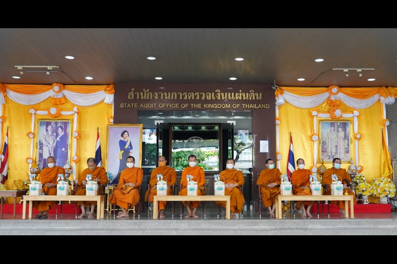 พิธีทำบุญตักบาตรข้าวสารอาหารแห้ง คณะสงฆ์จากวัดปทุมวนารามราชวรวิหาร 