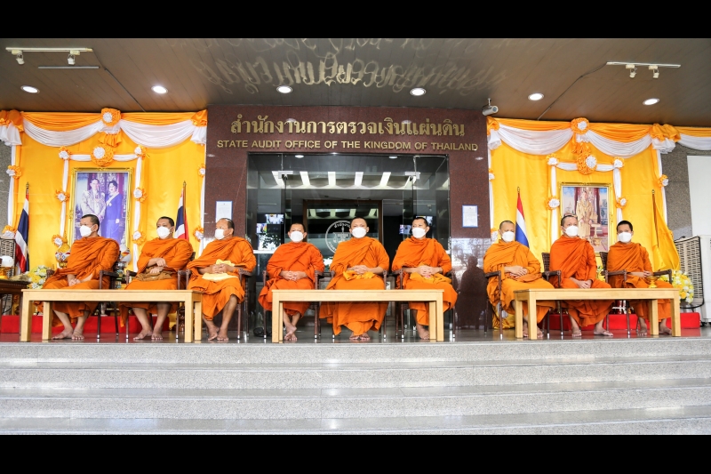 พิธีเจริญพระพุทธมนต์และทำบุญตักบาตร 