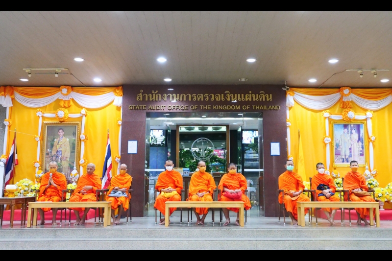 ทำบุญตักบาตร