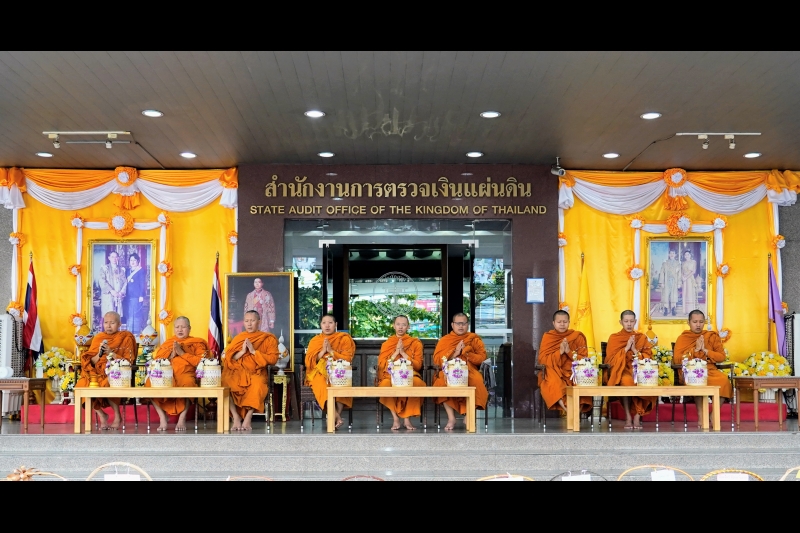 พิธีสวดพระพุทธมนต์และทำบุญตักบาตร 