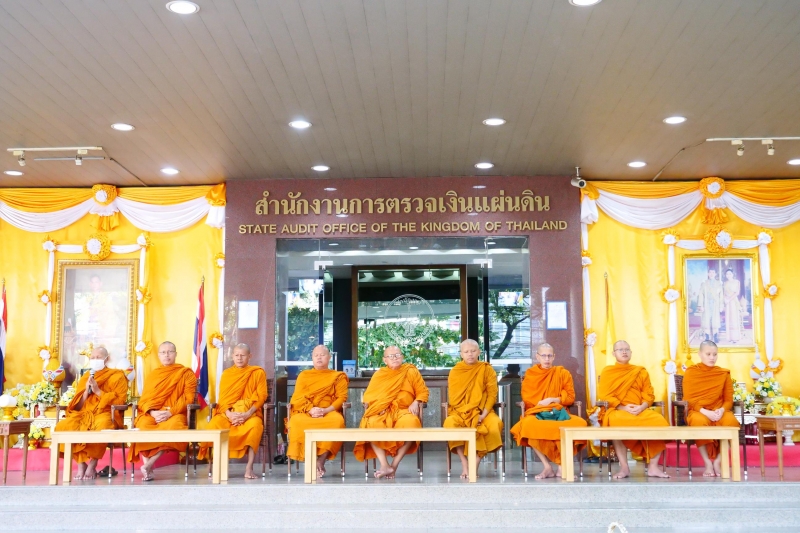 พิธีสวดพระพุทธมนต์และทำบุญตักบาตร