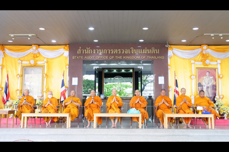 พิธีเจริญพระพุทธมนต์และทำบุญตักบาตร