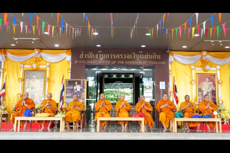 พิธีเจริญพระพุทธมนต์และทำบุญตักบาตร 