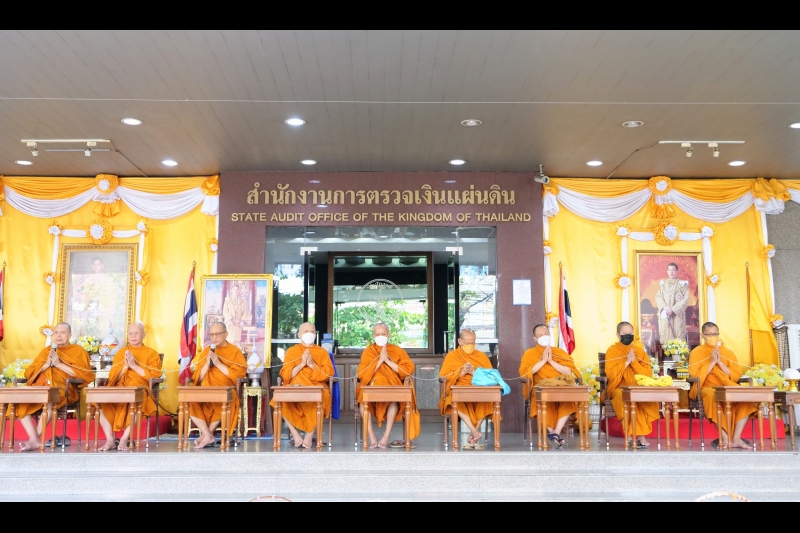 ทำบุญตักบาตร