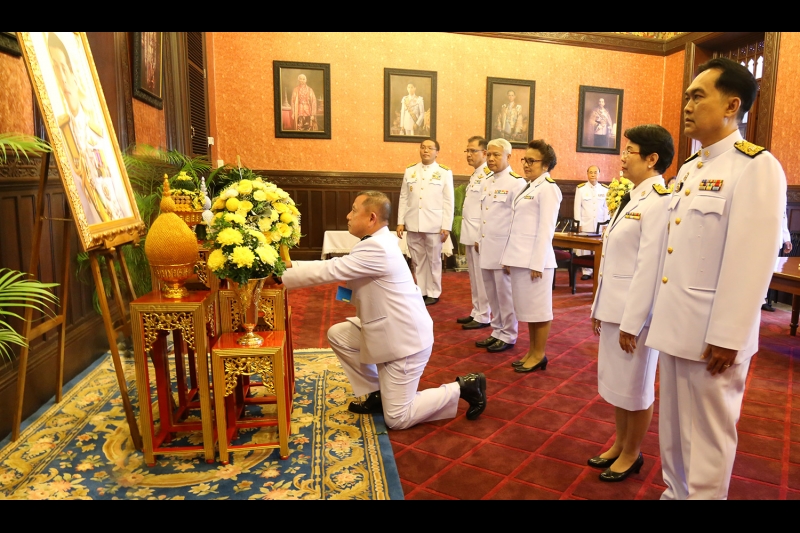 ลงนามถวายพระพรชัยมงคล ณ อาคารหน่วยราชการในพระองค์ 904 ในพระบรมมหาราชวัง