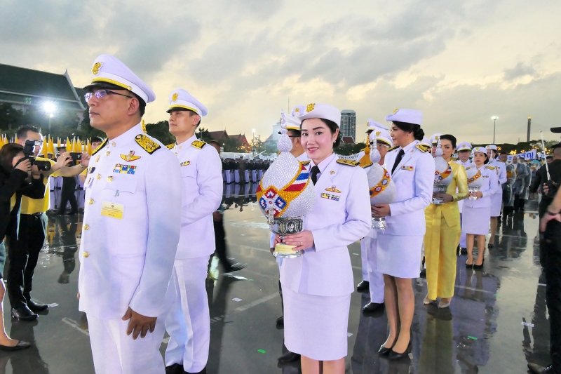 นายประจักษ์ บุญยัง ผู้ว่าการตรวจเงินแผ่นดิน ผู้บริหาร ข้าราชการและลูกจ้างสำนักงานการตรวจเงินแผ่นดิน ร่วมริ้วขบวนอัญเชิญเครื่องรา