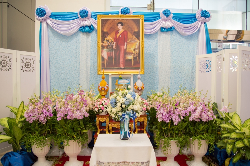 สตง. ถวายแจกันดอกไม้และลงนามถวายพระพร เบื้องหน้าพระฉายาลักษณ์สมเด็จพระนางเจ้าสิริกิติ์ พระบรมราชินีนาถ พระบรมราชชนนีพันปีหลวง