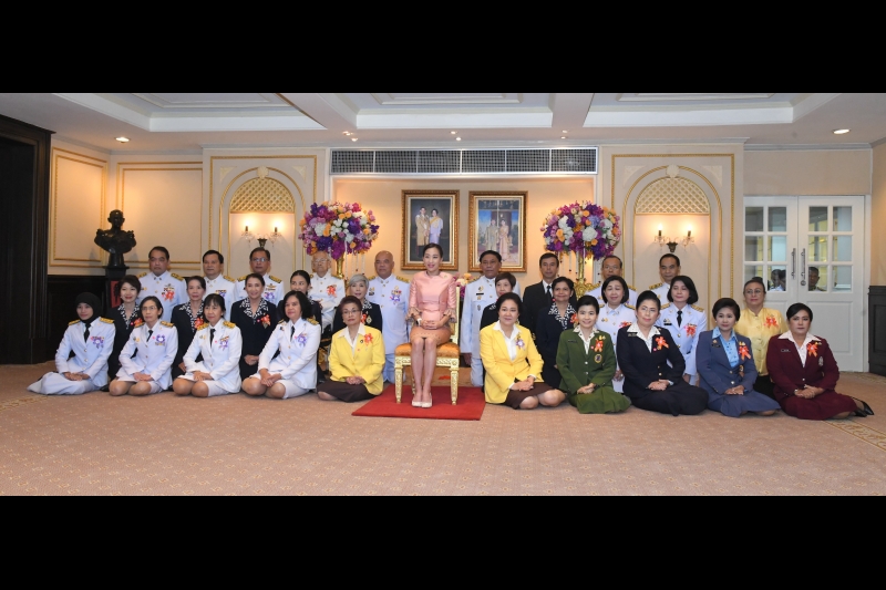 พระราชทานของที่ระลึกและฉายพระรูปหมู่ร่วมกับคณะผู้ตรวจสอบบัญชี ของสำนักงานการตรวจเงินแผ่นดิน