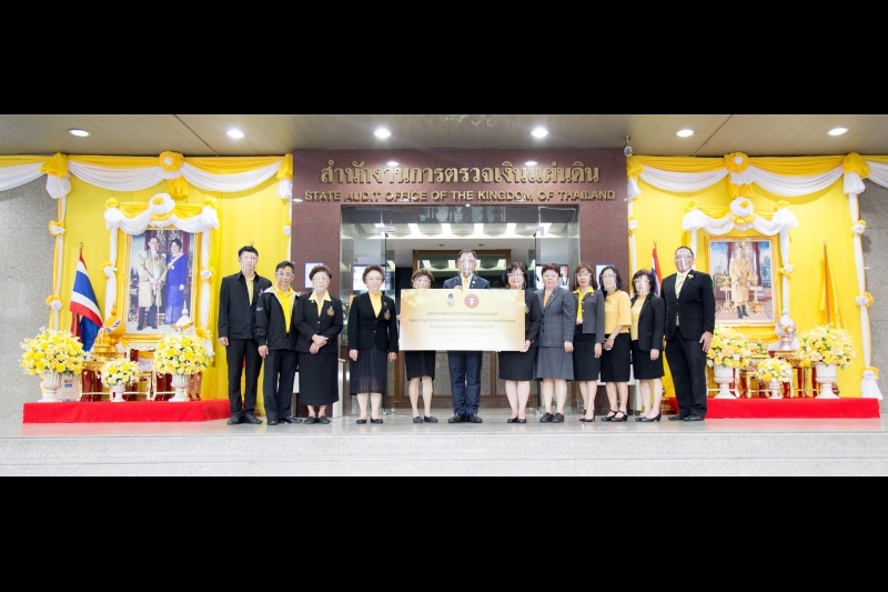 มูลนิธิส่งเสริมกิจการเยาวชนในชุมชนแออัด ในพระราชูปถัมภ์สมเด็จพระบรมโอรสาธิราชฯ สยามมกุฎราชกุมาร  รับมอบอุปกรณ์กีฬาสำหรับเด็ก จาก