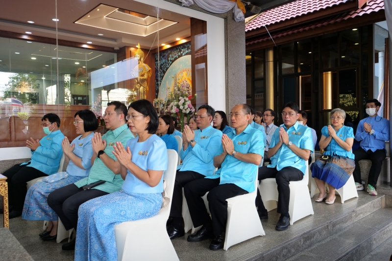 ทำบุญตักบาตร