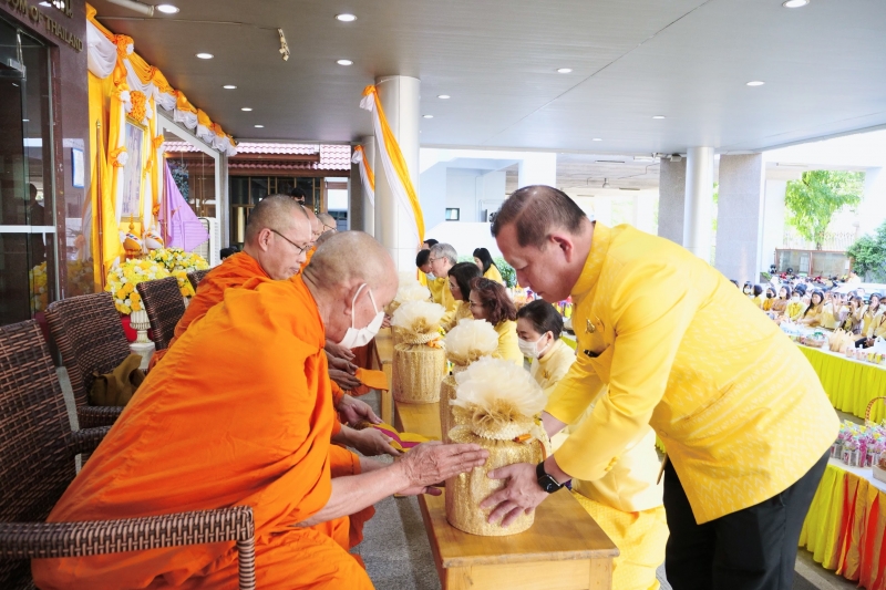พิธีสวดพระพุทธมนต์และทำบุญตักบาตร