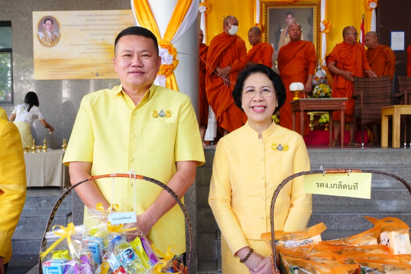 พิธีสวดพระพุทธมนต์และทำบุญตักบาตร