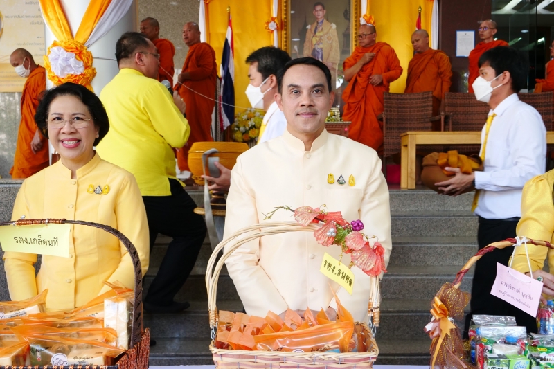 พิธีสวดพระพุทธมนต์และทำบุญตักบาตร