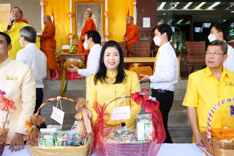 พิธีสวดพระพุทธมนต์และทำบุญตักบาตร