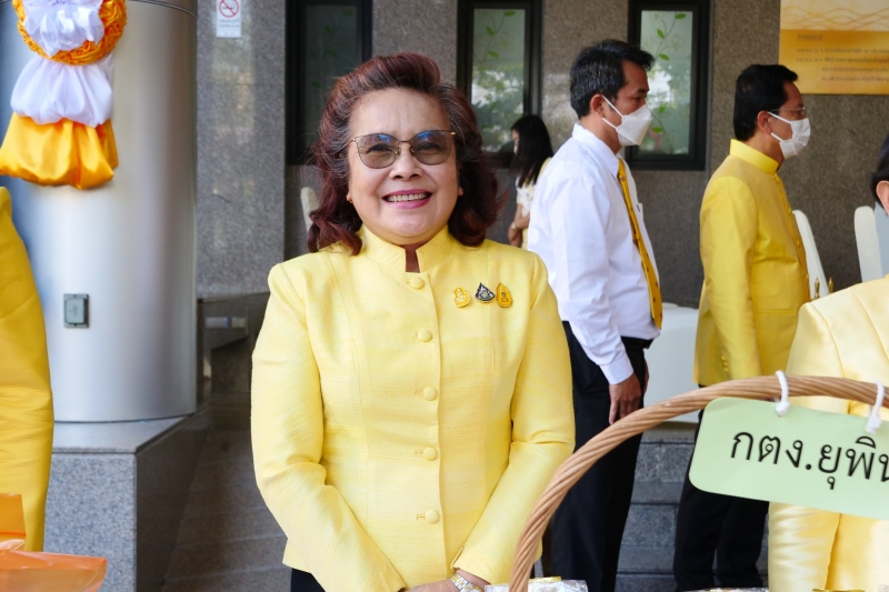 พิธีสวดพระพุทธมนต์และทำบุญตักบาตร