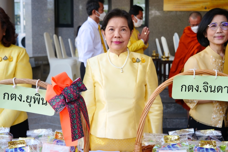 พิธีสวดพระพุทธมนต์และทำบุญตักบาตร