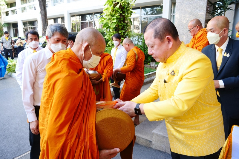 พิธีสวดพระพุทธมนต์และทำบุญตักบาตร