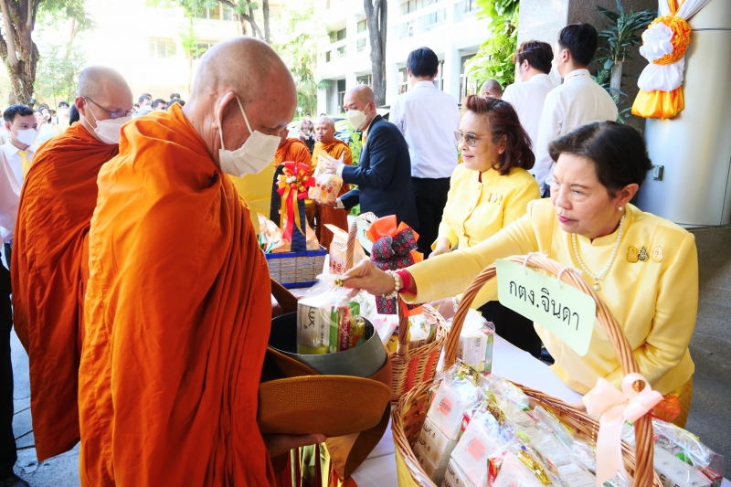 พิธีสวดพระพุทธมนต์และทำบุญตักบาตร