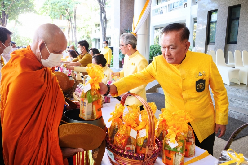 พิธีสวดพระพุทธมนต์และทำบุญตักบาตร