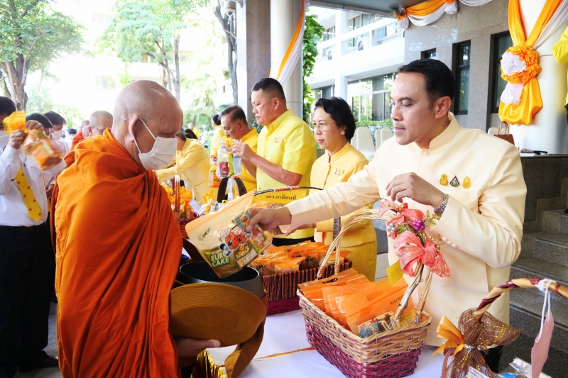 พิธีสวดพระพุทธมนต์และทำบุญตักบาตร