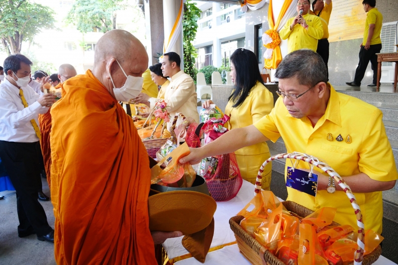 พิธีสวดพระพุทธมนต์และทำบุญตักบาตร
