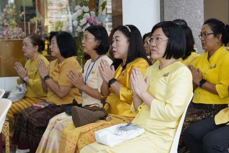 พิธีเจริญพระพุทธมนต์และทำบุญตักบาตร