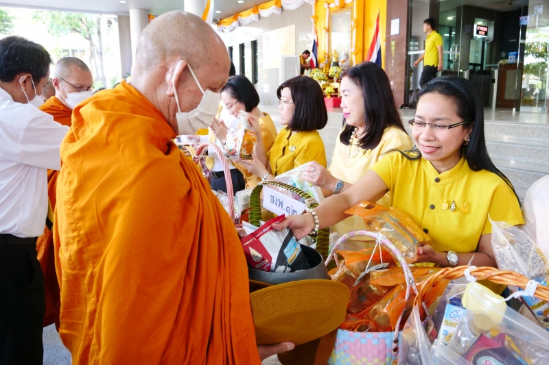 พิธีสวดพระพุทธมนต์และทำบุญตักบาตร