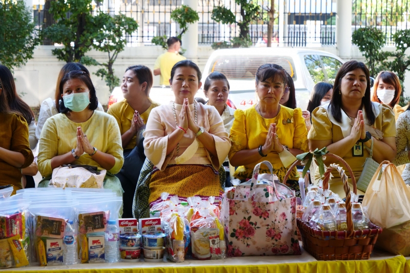 พิธีสวดพระพุทธมนต์และทำบุญตักบาตร