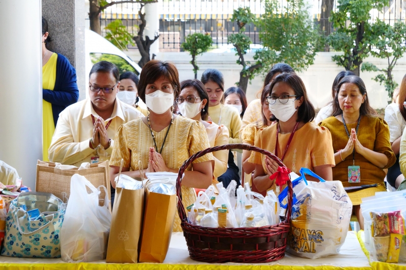 พิธีสวดพระพุทธมนต์และทำบุญตักบาตร