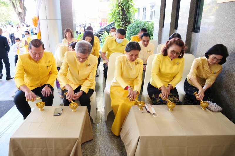 พิธีสวดพระพุทธมนต์และทำบุญตักบาตร