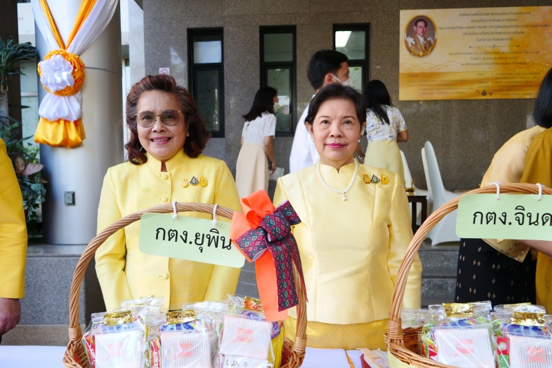 พิธีสวดพระพุทธมนต์และทำบุญตักบาตร