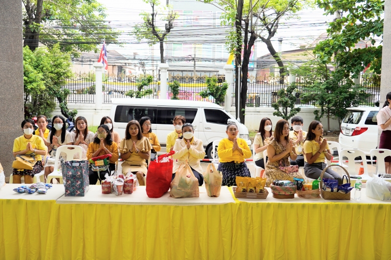 พิธีเจริญพระพุทธมนต์และทำบุญตักบาตร