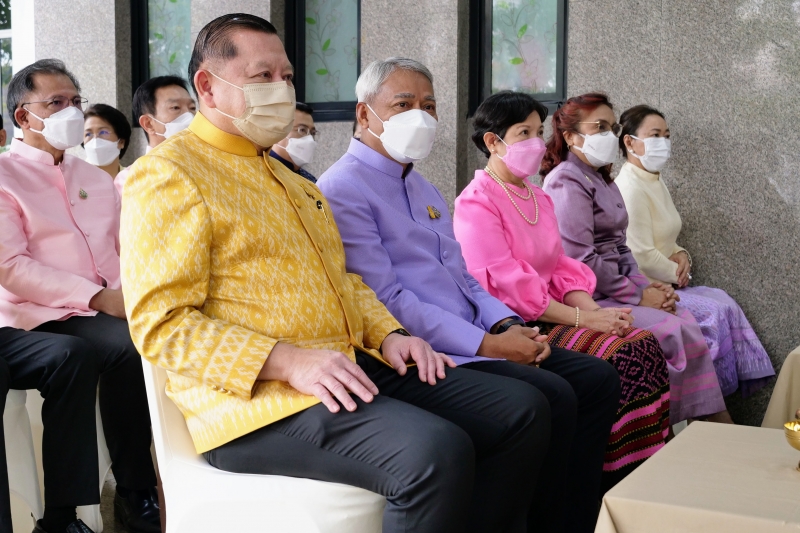 พิธีทำบุญตักบาตรข้าวสารอาหารแห้ง คณะสงฆ์จากวัดระฆังโฆสิตารามวรมหาวิหาร พระอารามหลวง เนื่องในเทศกาลขึ้นปีใหม่ พุทธศักราช 2566